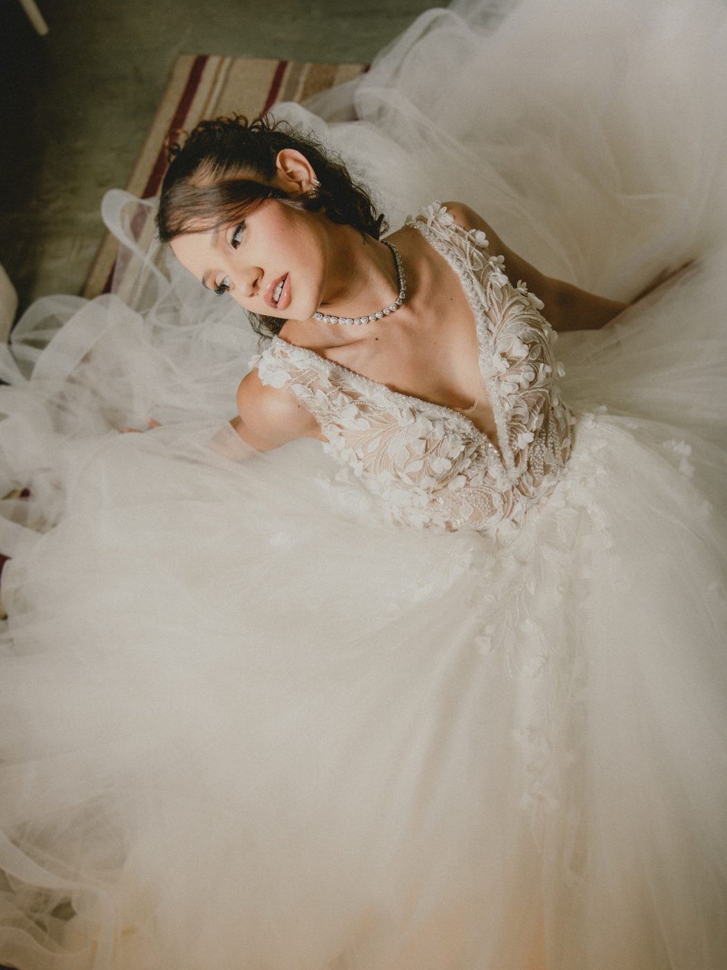 Noiva com vestido de renda e colar de brilhantes