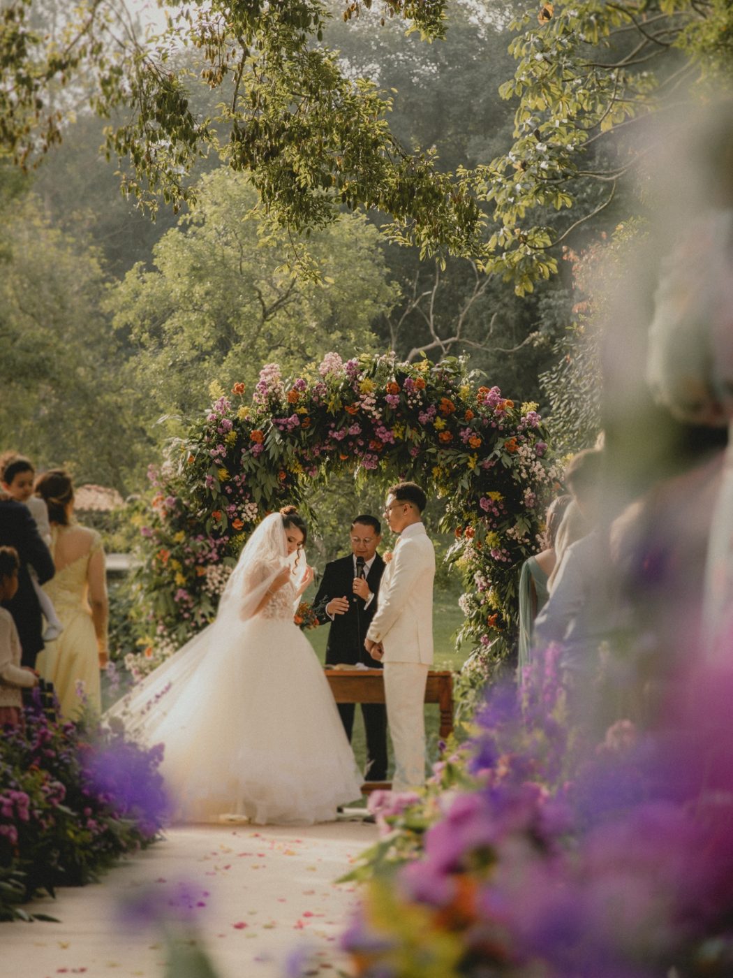 Cerimônia ao ar livre sob arco de flores