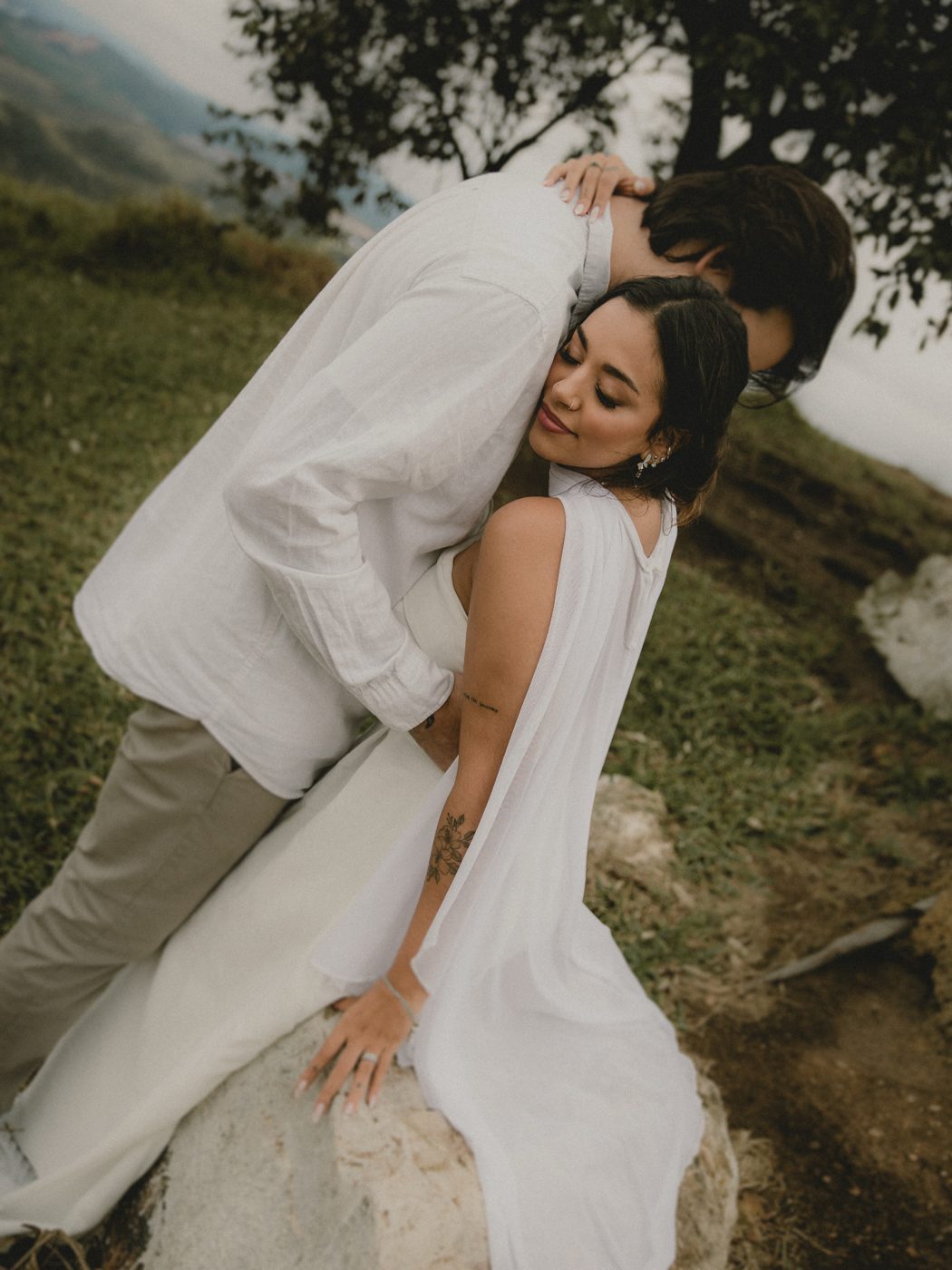 Casal abraçado em ensaio ao ar livre na montanha
