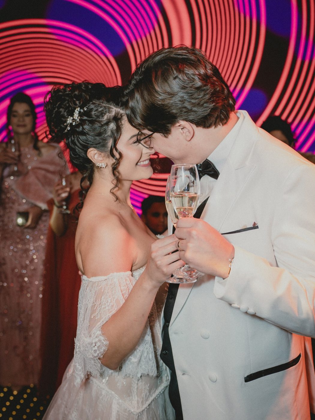 Brinde dos noivos com taças de champanhe na festa